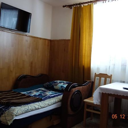 Dom Mlodziezowy W Polanie Apartman Serednie Male Kültér fotó